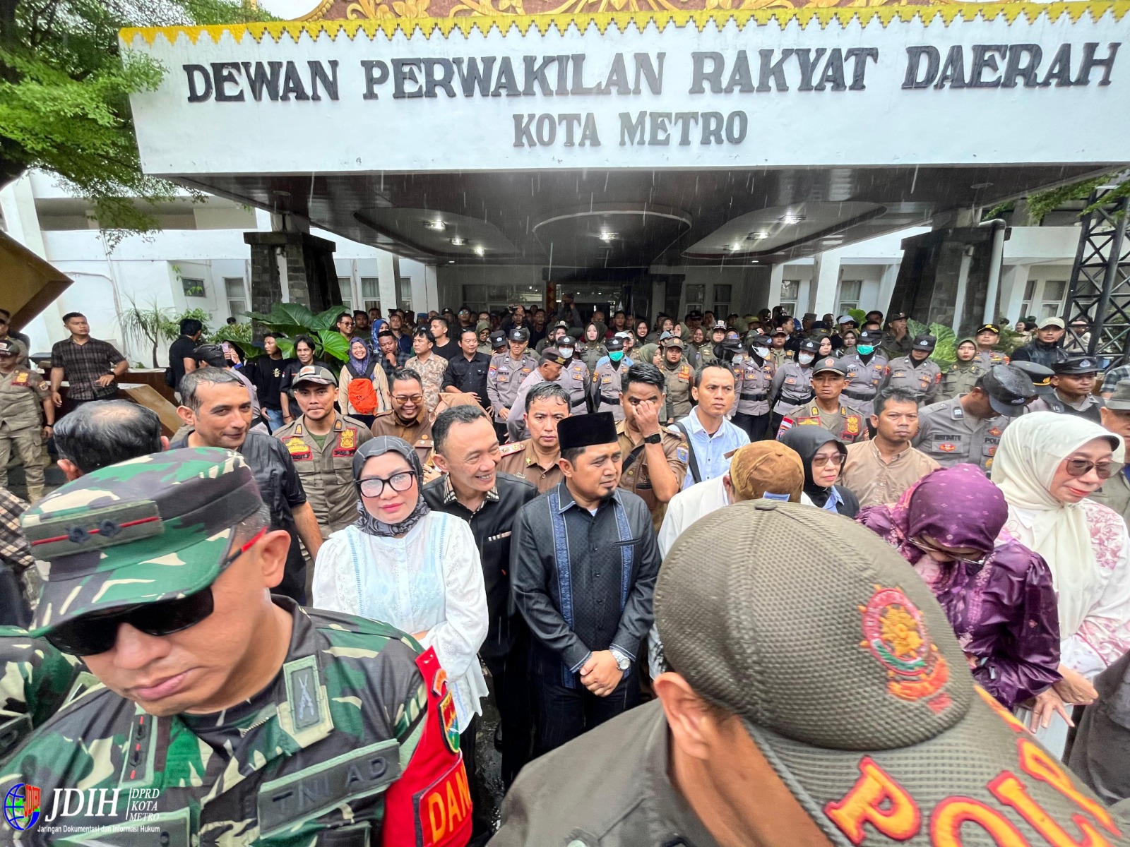 Berlangsung Kondusif, Pimpinan dan Anggota DPRD Metro Temui Massa Aksi Unjuk Rasa