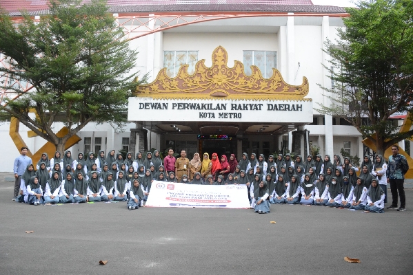 SISWA SMK MUHAMMADIYAH 3 METRO KUNJUNGI DPRD KOTA METRO