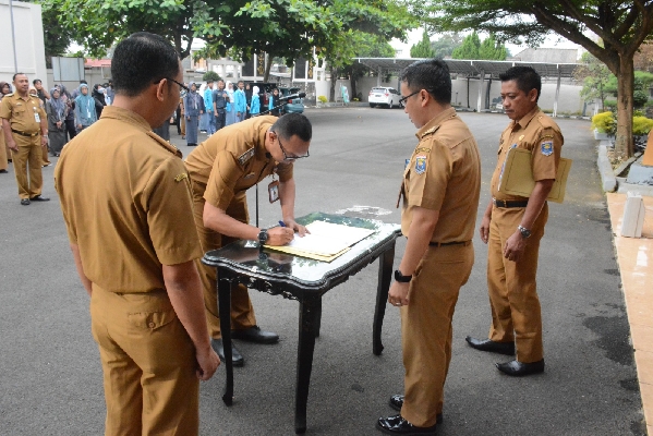 PEGAWAI SEKRETARIAT DPRD METRO UCAPKAN IKRAR NETRALITAS ASN